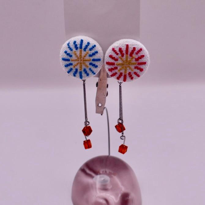 花火　くるみボタンのイヤリング　ピアス変更可能　クロスステッチ刺繍1枚目の画像